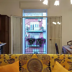 Una Casetta Al Centro Di Napoli