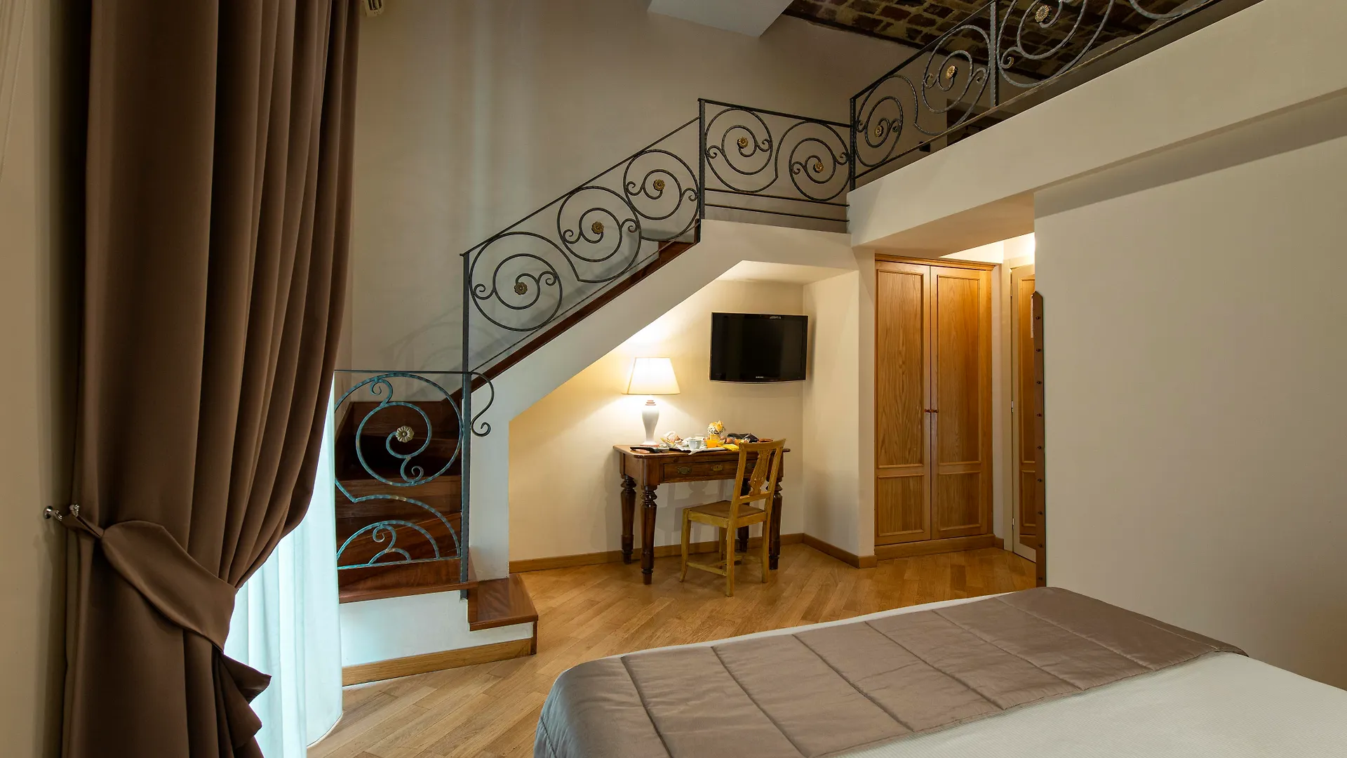 Grand Hotel Europa & Restaurant Naples 3*,