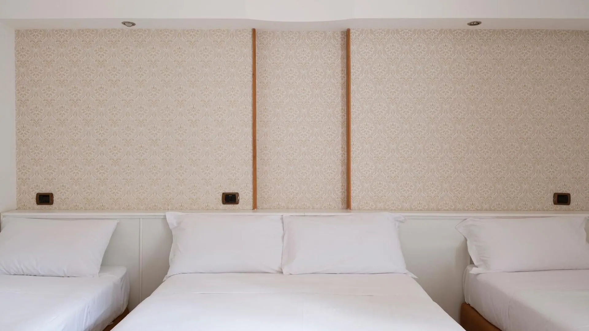 Grand Hotel Europa & Restaurant Naples 3*,